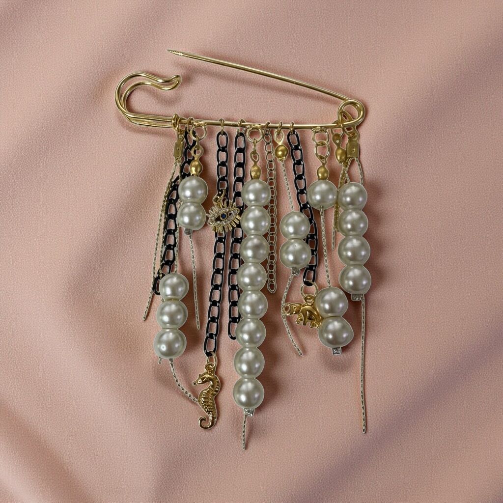 Lumiere No. 04: İnciler ve Siyah Zincir Detaylı Maximalist Broş