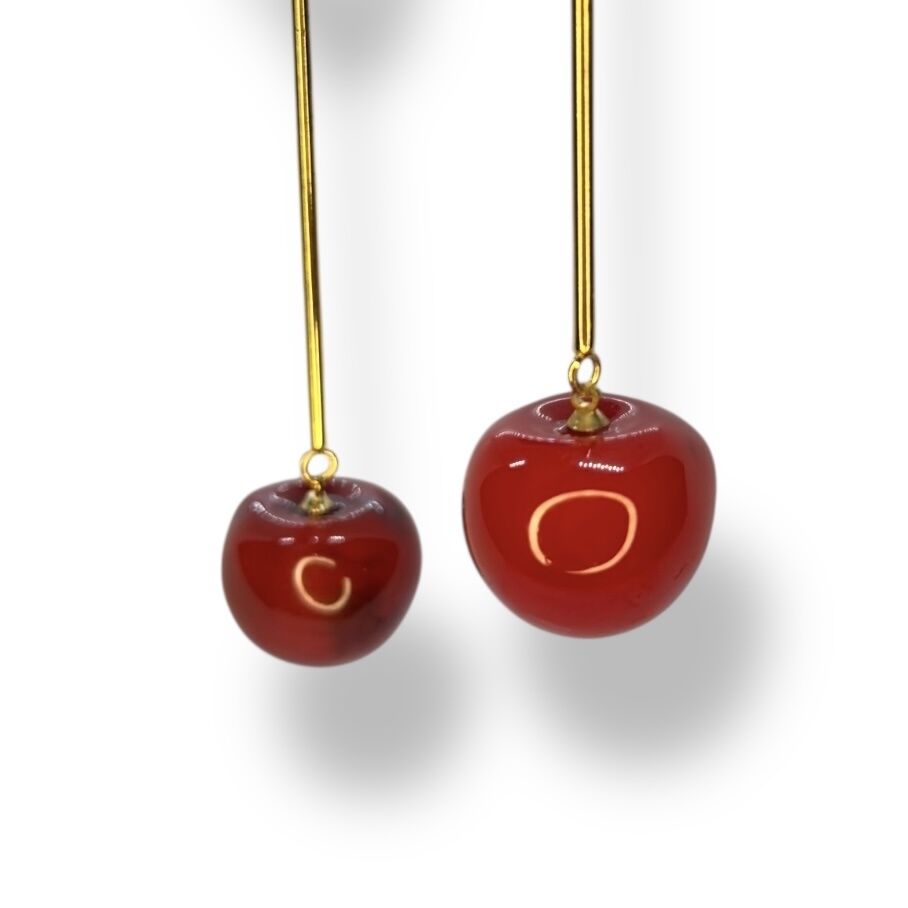 Sallantılı Kiraz Figürlü Uzun Çubuk Gold Küpe