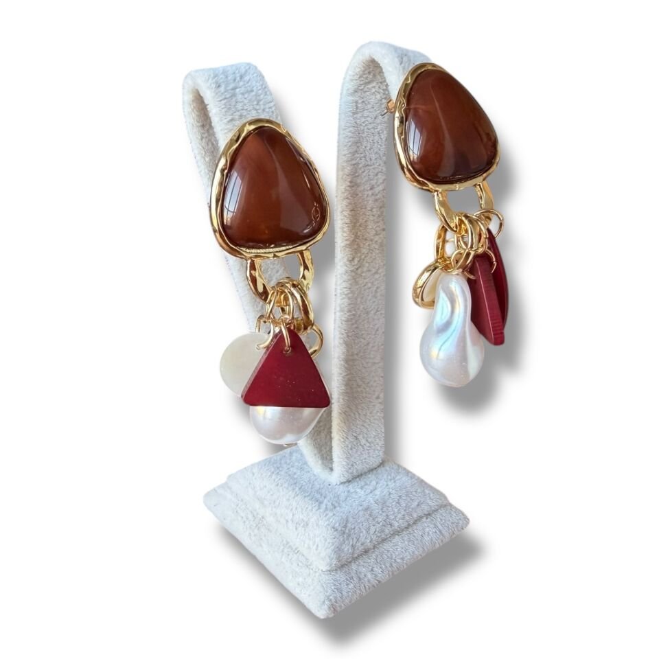 Üçgen Reçine Taşlı Barok İnci ve Charm Sallantılı Gold Küpe