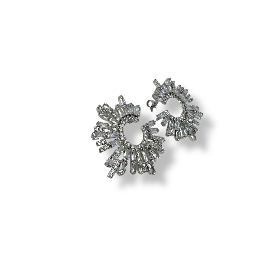 Crystal Burst: Baget Taşlı Güneş Işıltısı Küpe (Gümüş Renk)