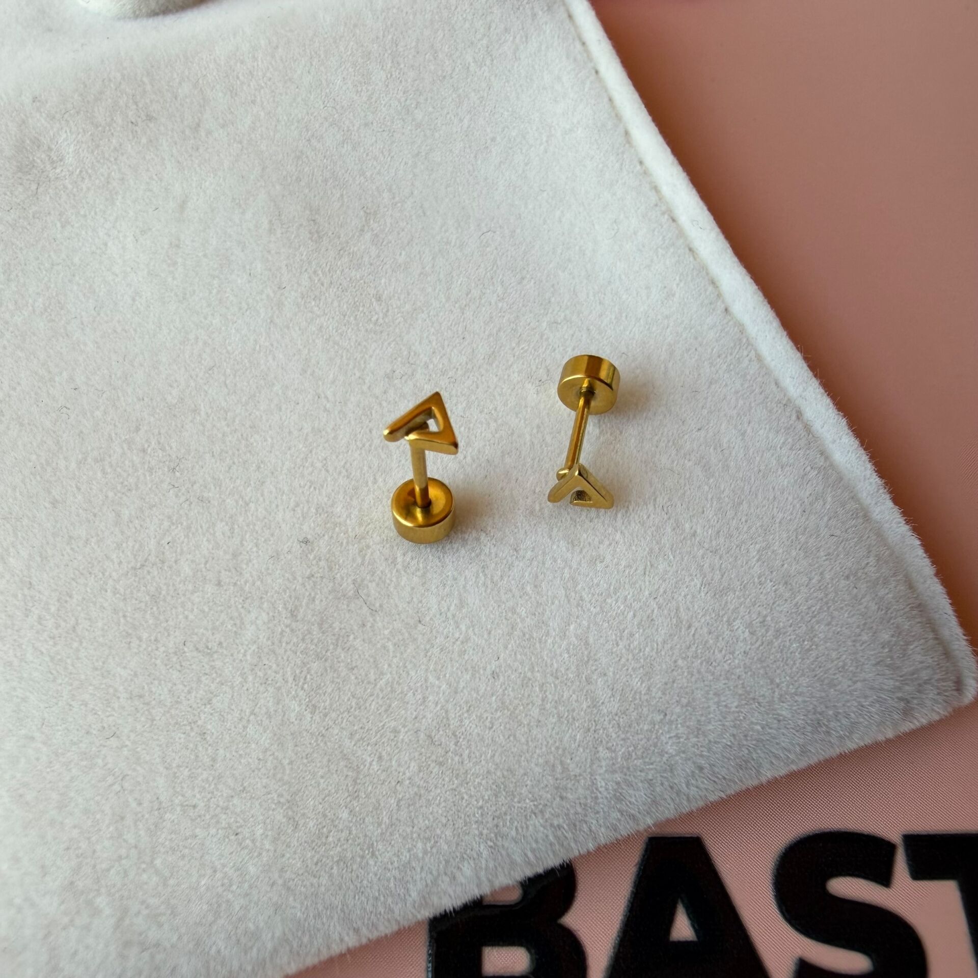 Üçgen Formlu Gold Renk Tragus & Helix Piercing Küpe