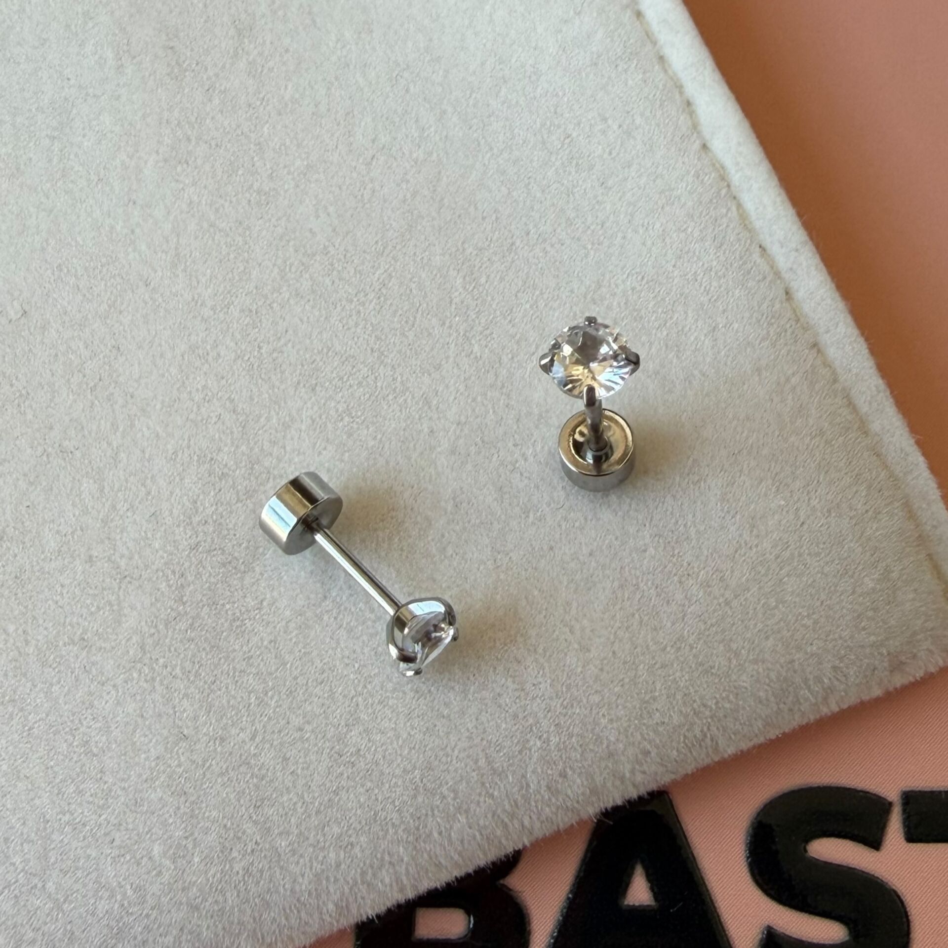 Zirkon Taşlı Modern Silver Renk Piercing Küpe