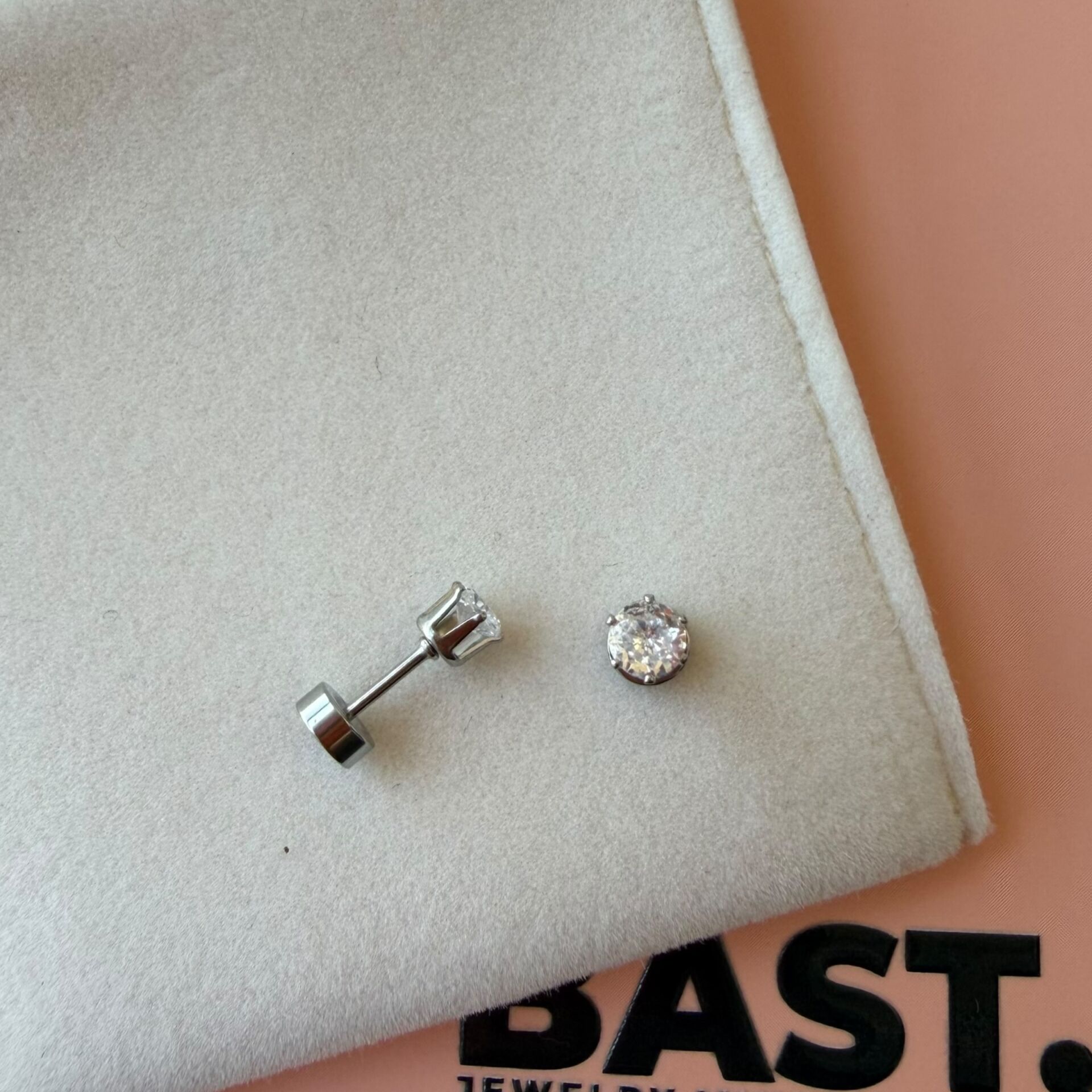 Tek Taş Zirkon Detaylı Silver Piercing - Parlak Kıkırdak ve Helix Küpesi