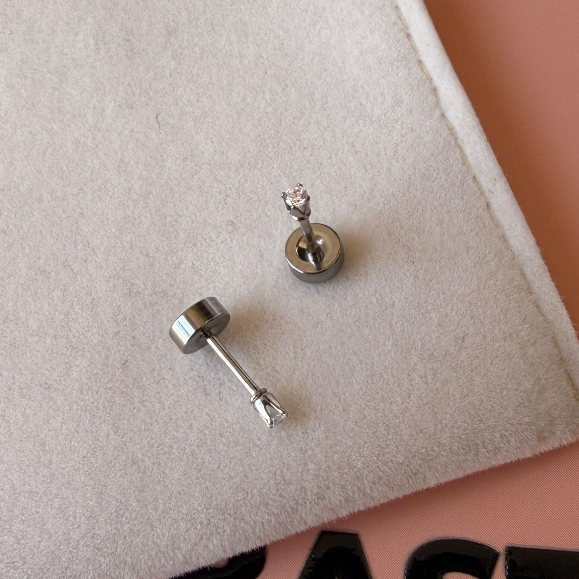 Mini Zirkon Taş Detaylı Silver Piercing - Parlak Kıkırdak ve Helix Küpesi