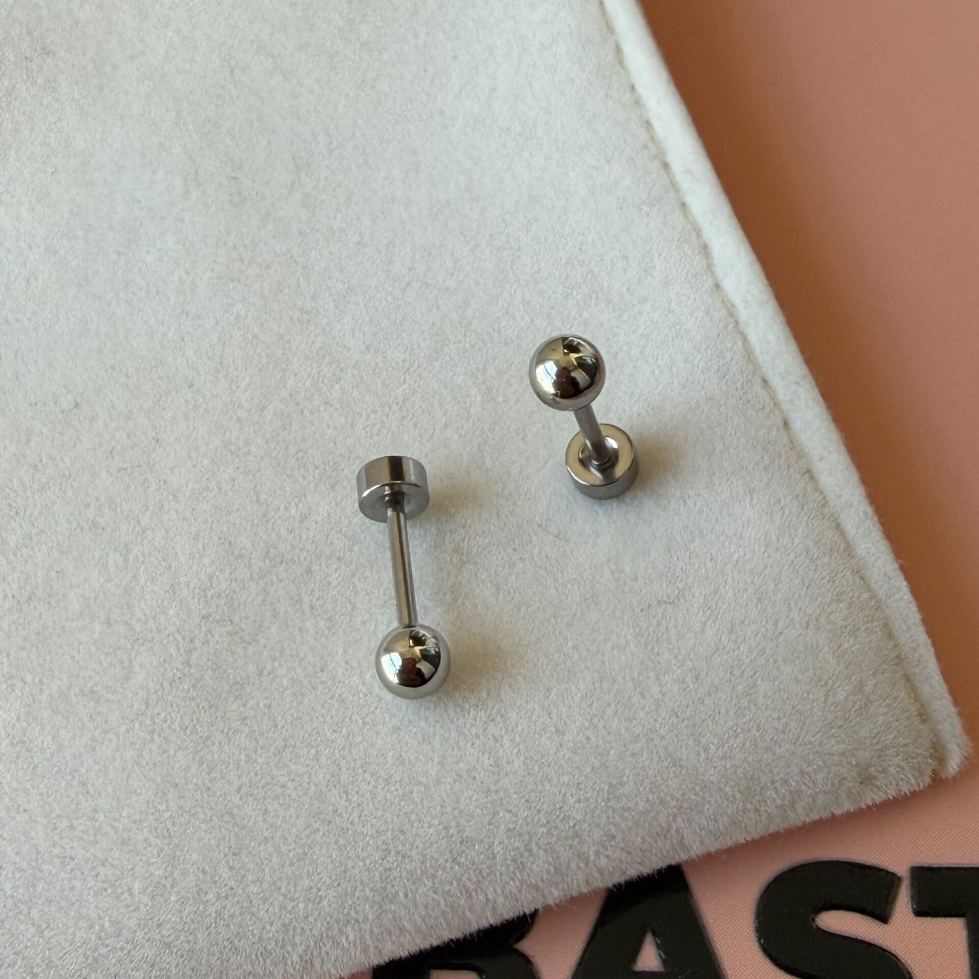 Gümüş Renk Sade Küçük Top  Piercing Küpe