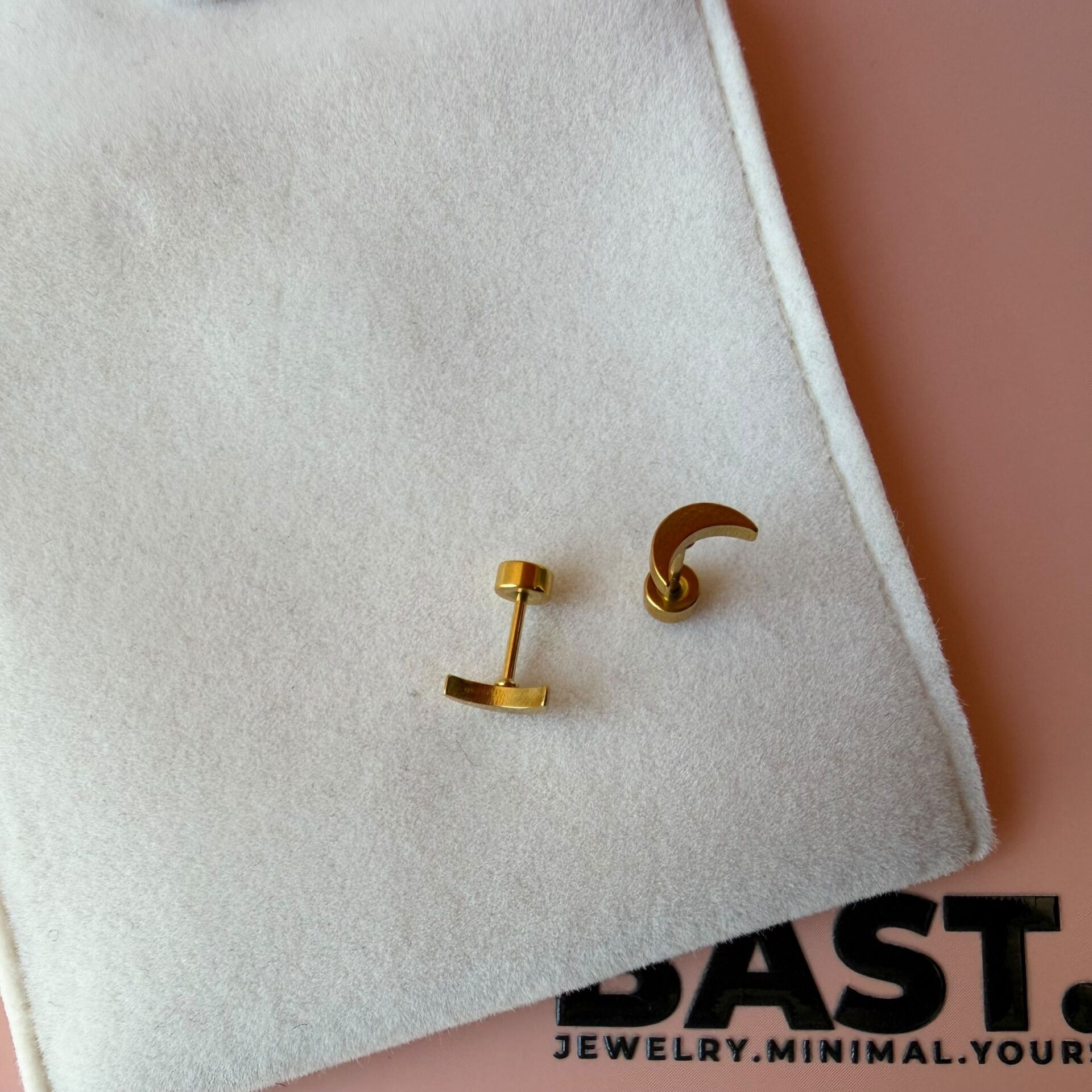 Cerrahi Çelik Gold Minimal Hilal Ay Küpe - Piercing Model