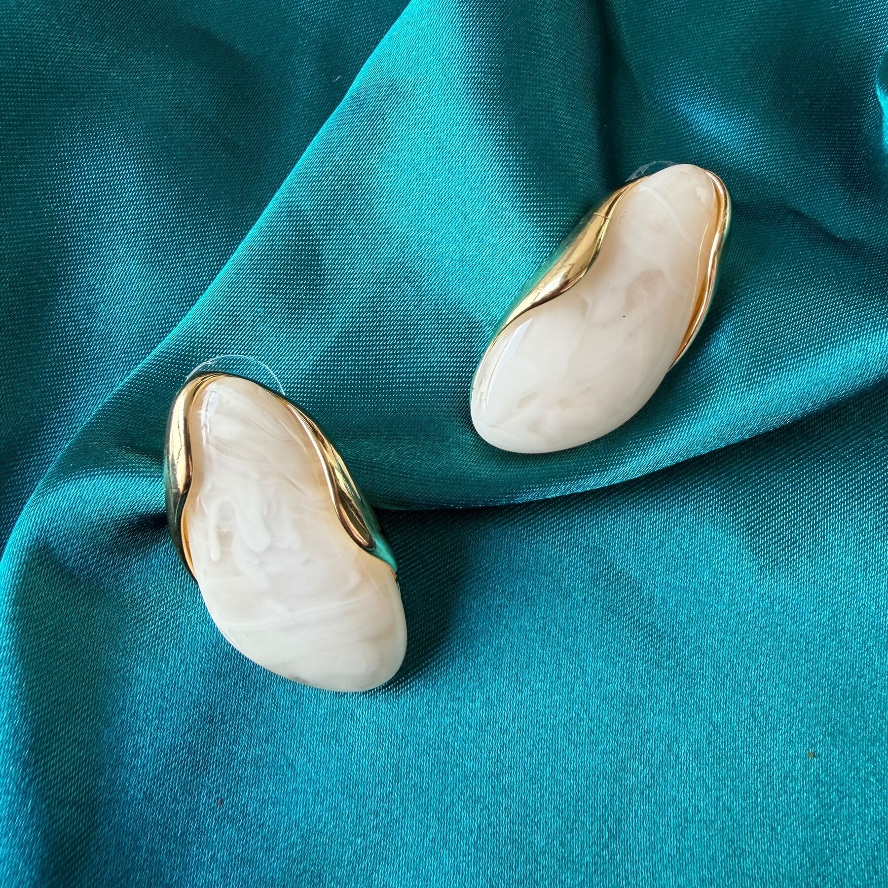 Retro Elips Formlu Ekru Mermer Dokulu Küpe - Minimalist Tasarım Takı