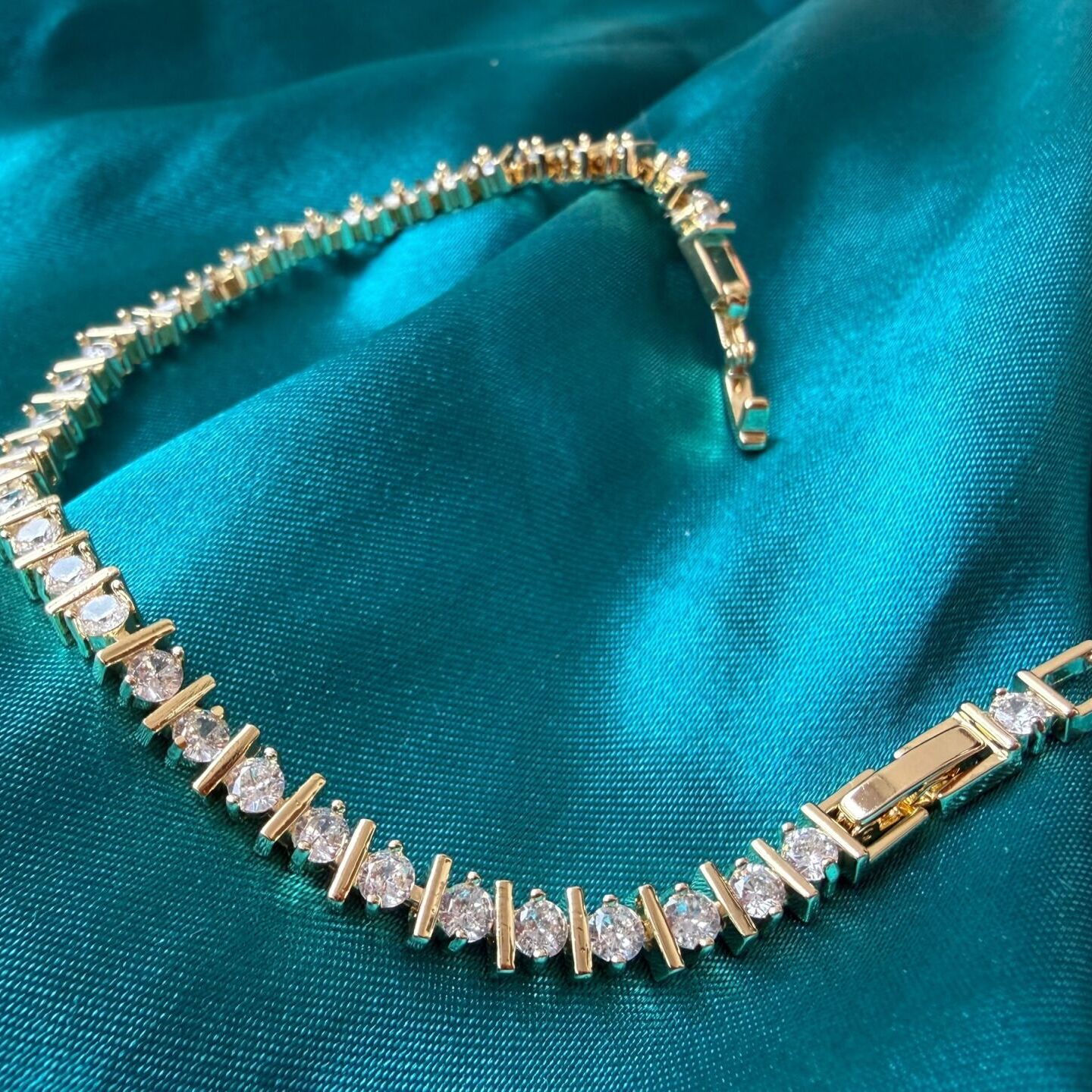 Zirkon Taşlı Altın Kaplama Çubuk Detaylı Su Yolu Bileklik