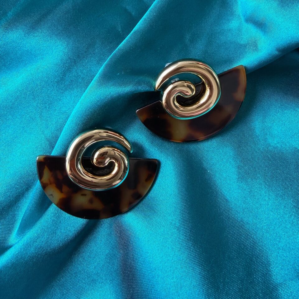 Vintage Stil Altın Rengi Sarmal Detaylı Geometrik Küpe