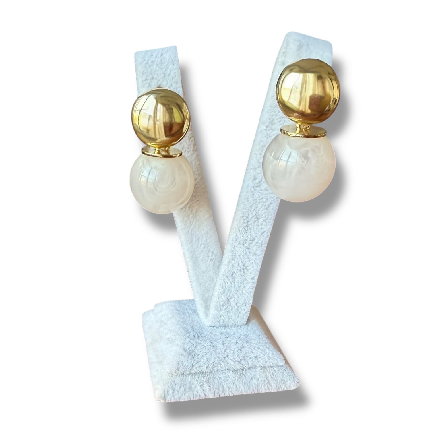 Top Sallantılı Akrilik ve Gold Küpe - 3 Renk Seçeneği Krem /İnci Beyazı