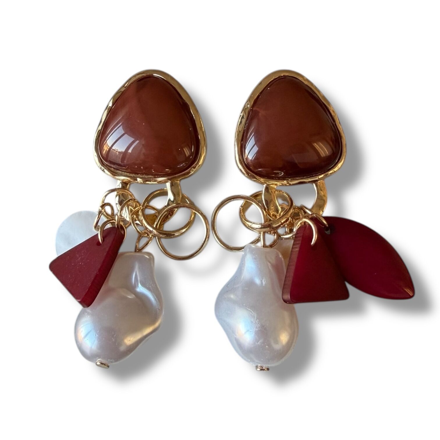 Üçgen Reçine Taşlı Barok İnci ve Charm Sallantılı Gold Küpe Bordo-Kırmızı