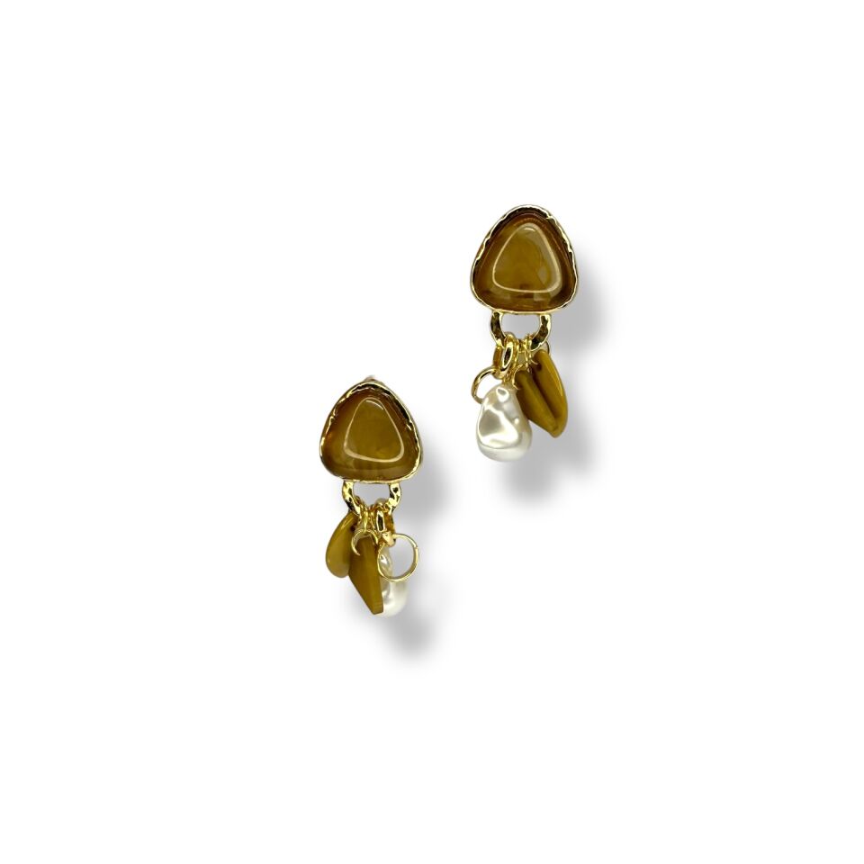 Üçgen Reçine Taşlı Barok İnci ve Charm Sallantılı Gold Küpe Koyu Karamel-Kahve