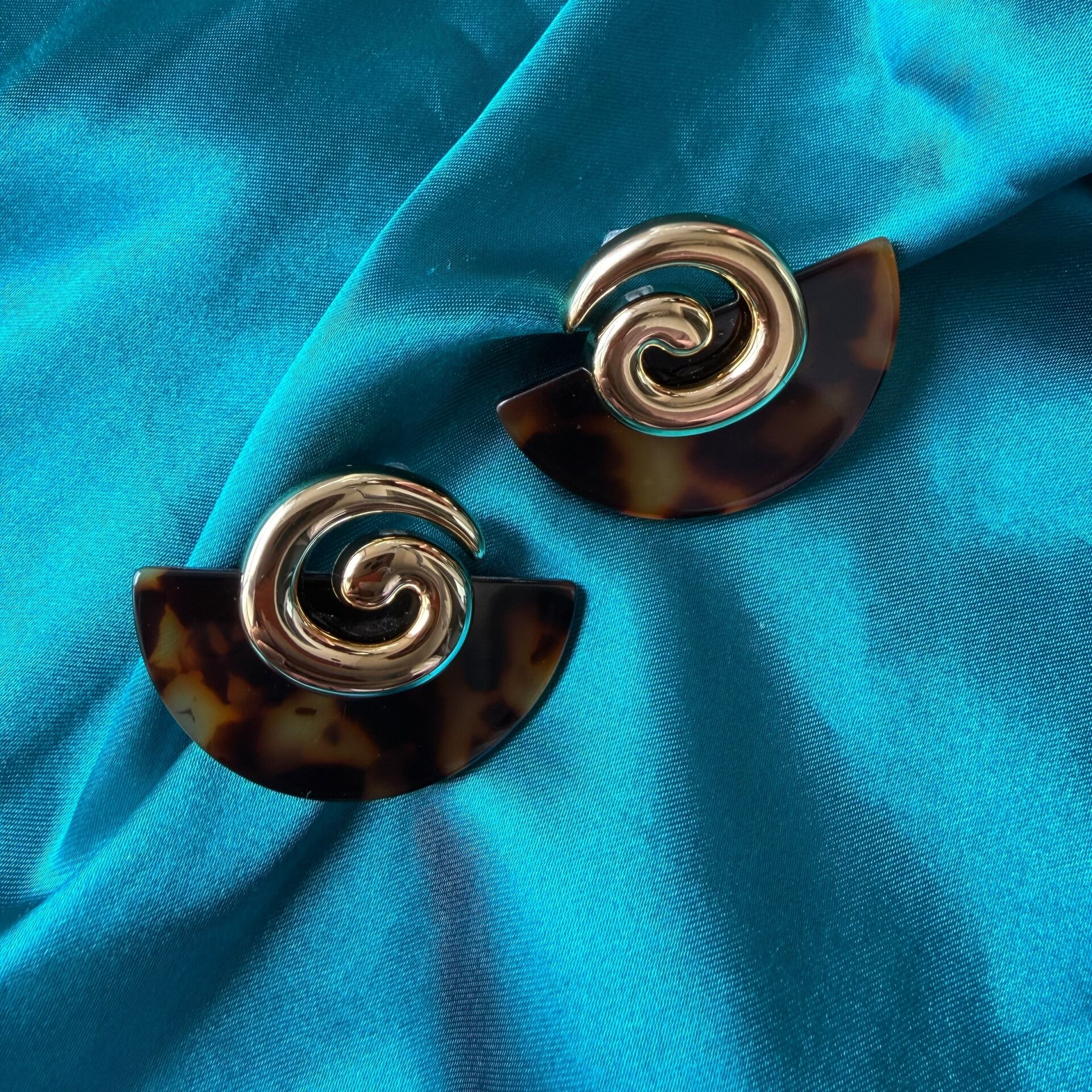 Vintage Stil Altın Rengi Sarmal Detaylı Geometrik Küpe Koyu Karamel-Kahve