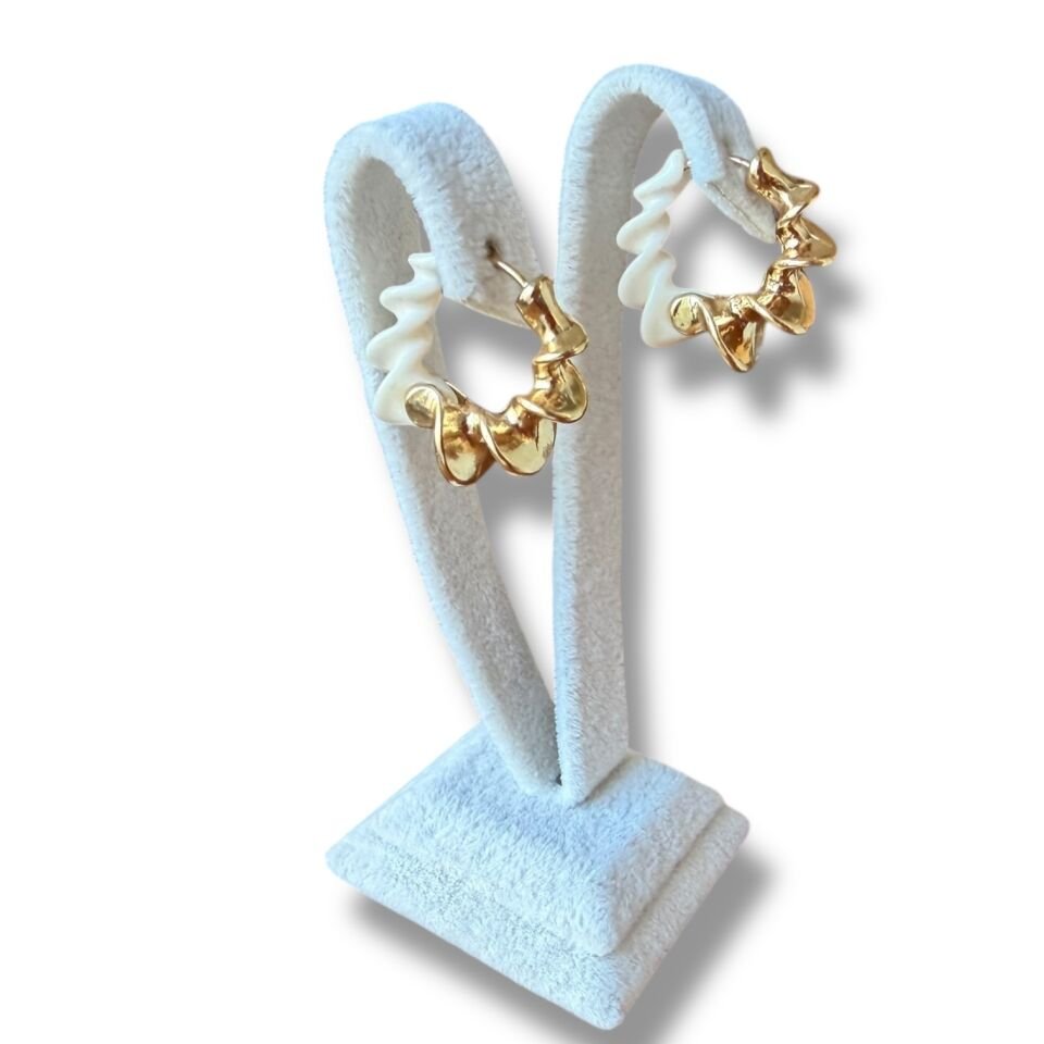 İki Renkli Reçine ve Altın Tonlu Sarmal Halka Küpe