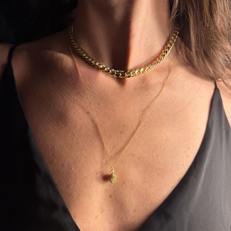 BAST. Minimal Kozalak Figürlü Unisex Gold Kolye