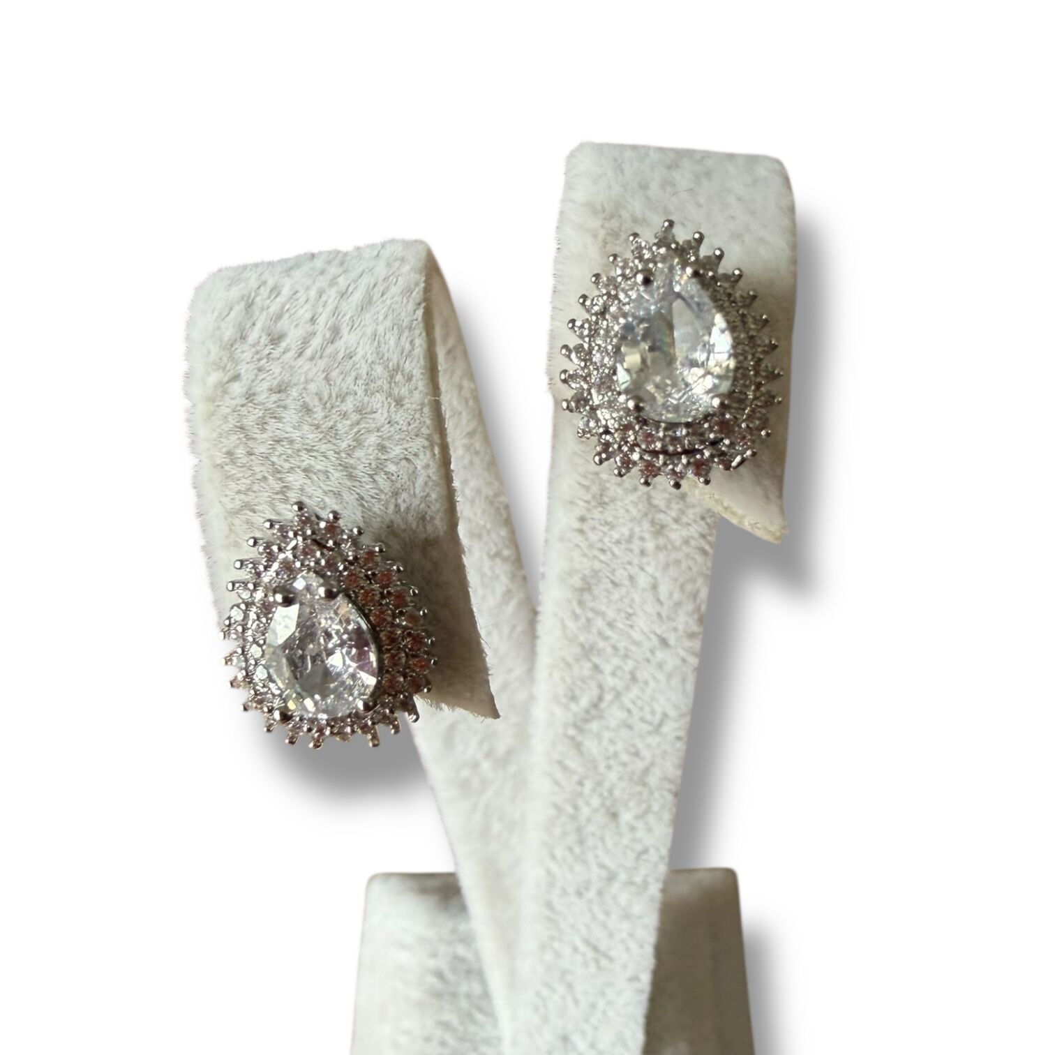 Pırlanta Görünümlü Zirkon Taşlı Su Yolu Damla Küpe