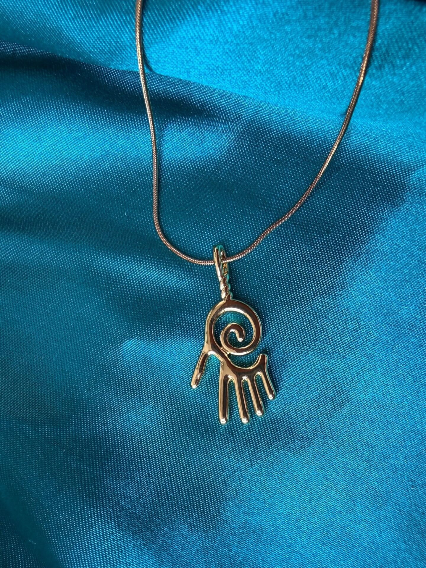 Sarmal Desenli Şans Eli Kadın Kolye - Gold & Silver Seçenekli