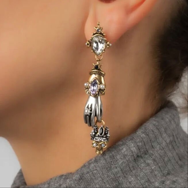 Vintage Tasarım Kuru Kafa ve El Figürlü Sallantılı Küpe